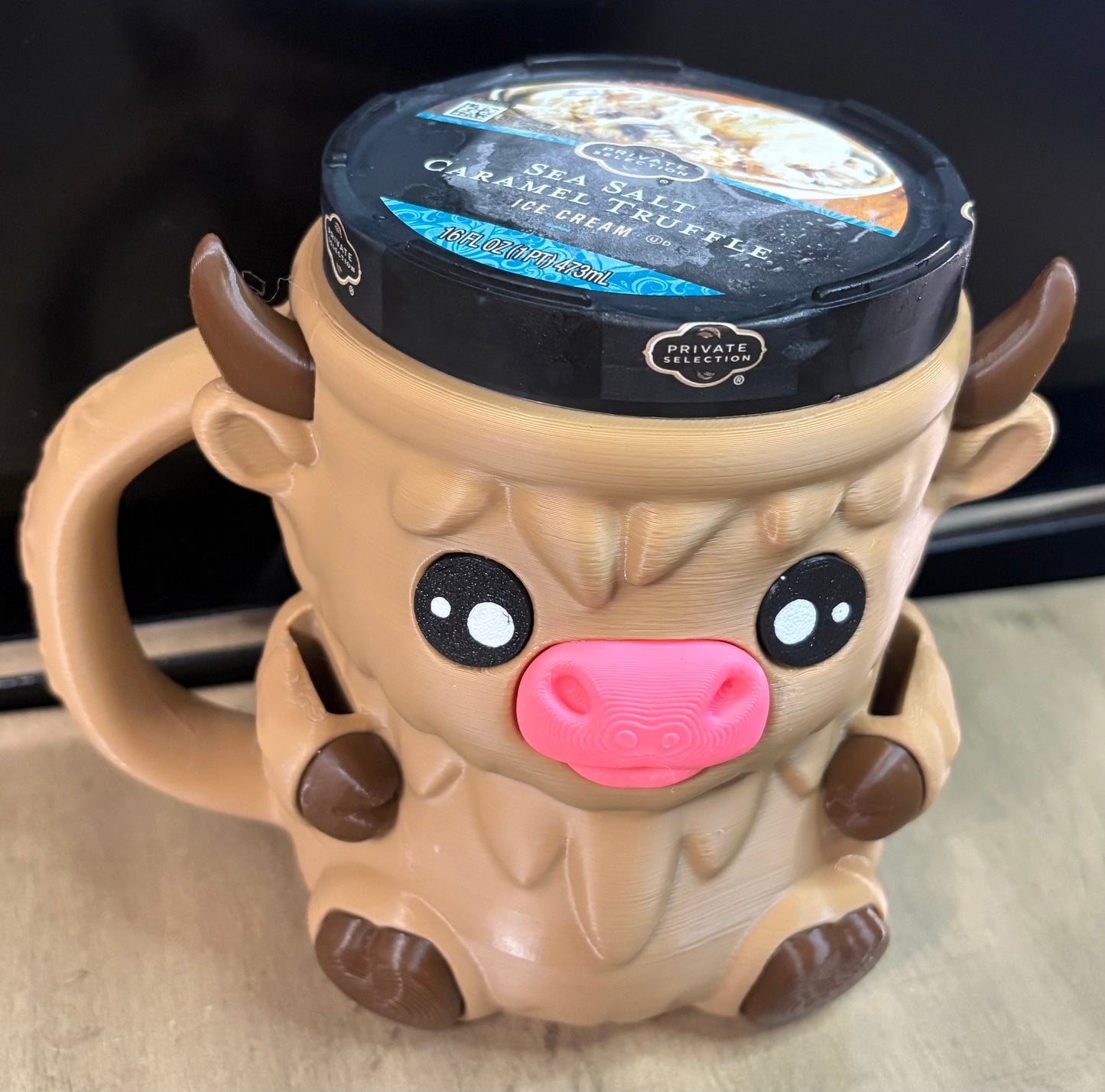 Highland cow ice cream holder